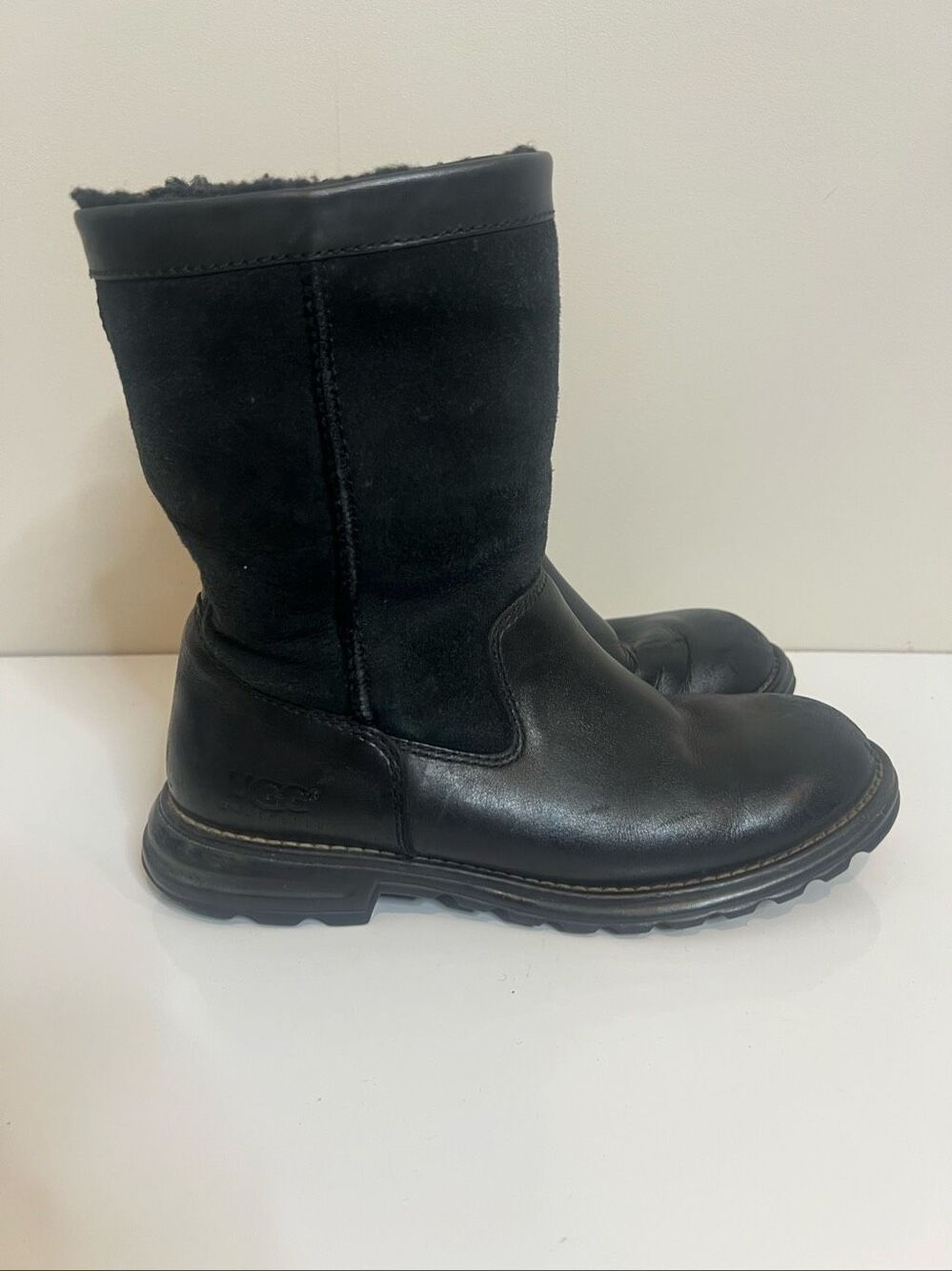 UGG Brooks mid-calf boots Size 8 Black Leather and Suede Sheepskin Lined